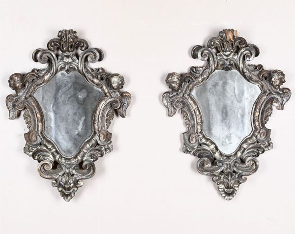 Coppia di specchiere con cornici in legno intagliato e argentato, XVIII secolo