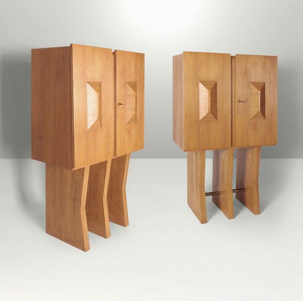 Coppia di mobili contenitori con struttura in legno naturale.