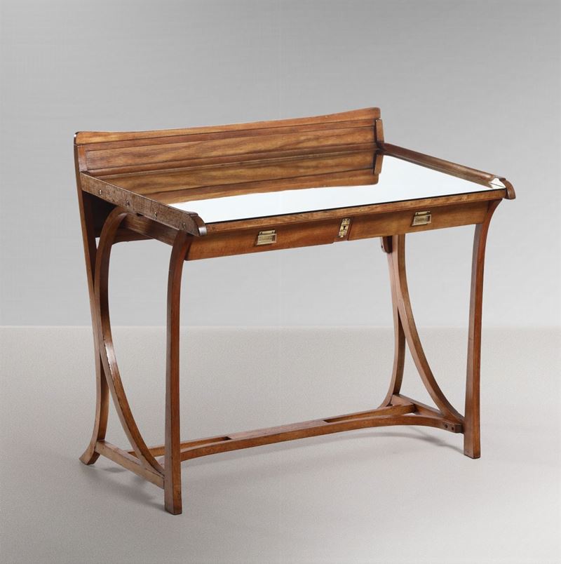 Scrivania con struttura in legno e dettagli in ottone. Piano in vetro.  - Auction Design - Cambi Casa d'Aste