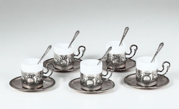 Gruppo di 5 tazzine da caffè in porcellana Ginori con piattini e cucchiaini in argento, XX secolo