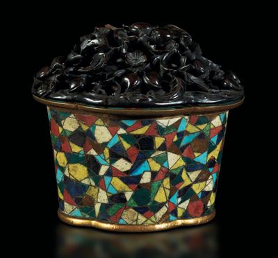 Raro Incensiere a Smalti Cloisonnè con Disegno a Mosaico e Coperchio in Legno Intagliato a Motivi...