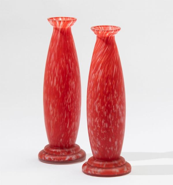 Coppia di piccoli vasi cilindrici in vetro screziato sui toni del rosso.