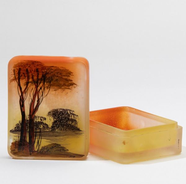 Piccola scatola con coperchio in vetro sui toni del giallo e arancio con decoro di paesaggio.
