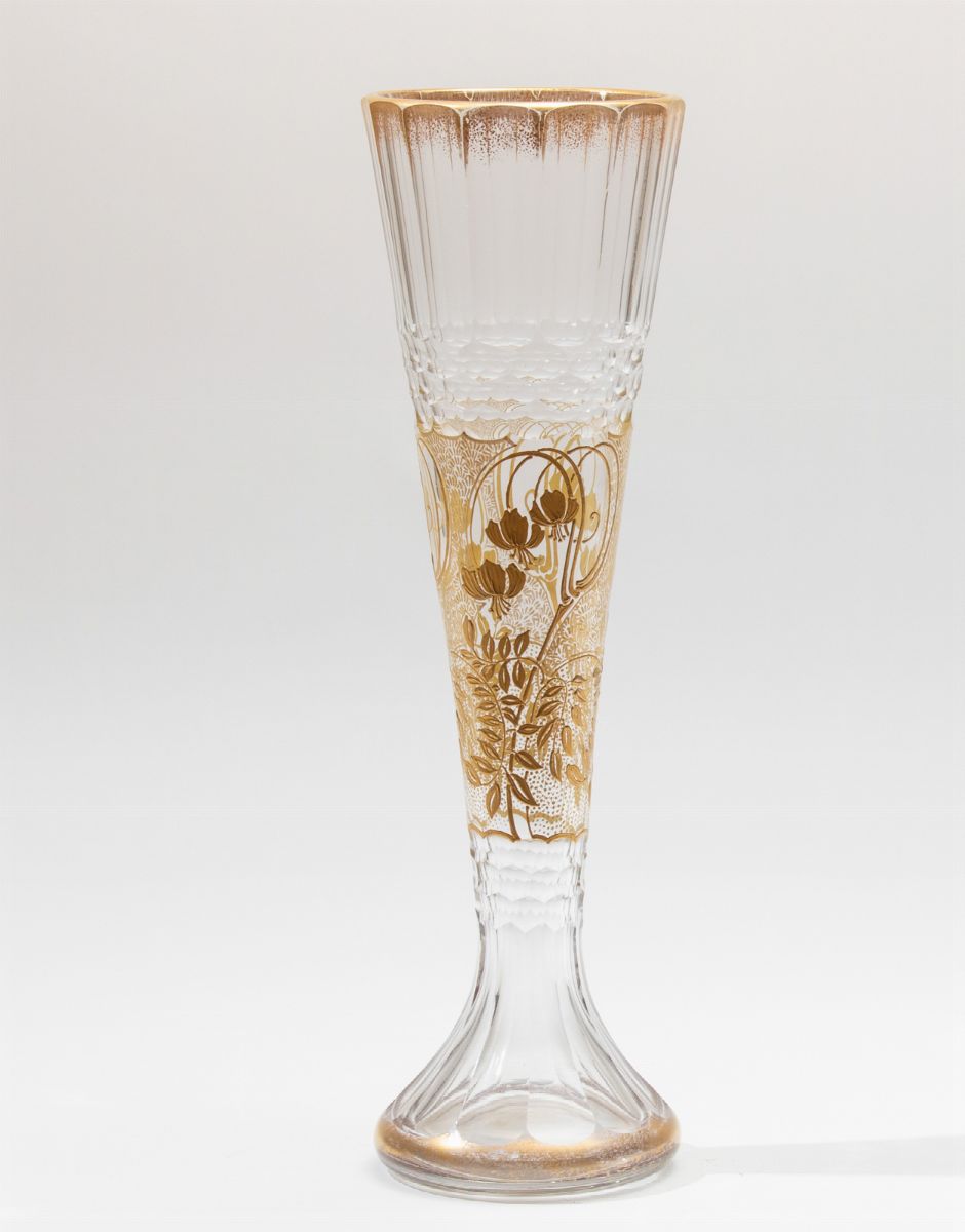 Vaso a Tromba in Cristallo con Decori Floreali in Smalto Dorato.
