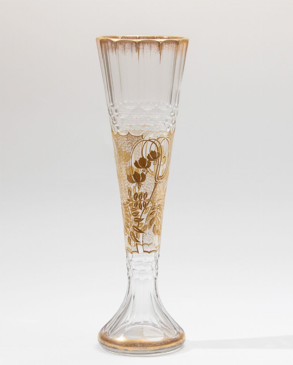 Vaso a Tromba in Cristallo con Decori Floreali in Smalto Dorato.