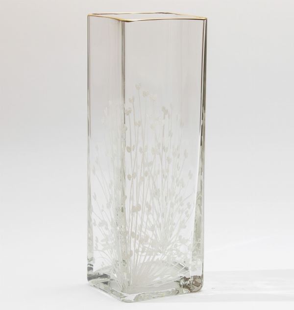 Vaso a base quadrata in vetro trasparente con decoro floreale a rilievo.