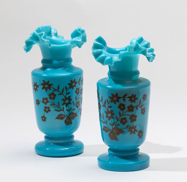 Coppia di vasi in vetro turchese con decoro floreale.