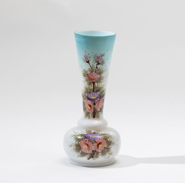 Piccolo vaso con alto collo in vetro con decoro floreale.