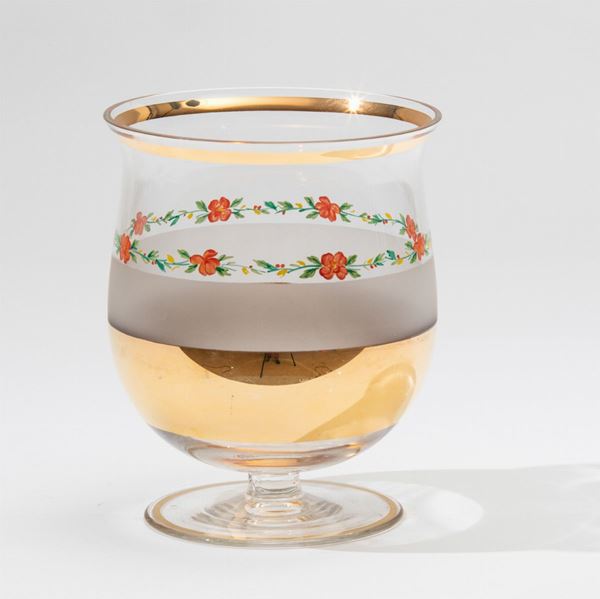 Coppa su piede in vetro trasparente con decoro di fasce oro, sabbiata e floreale a smalto.