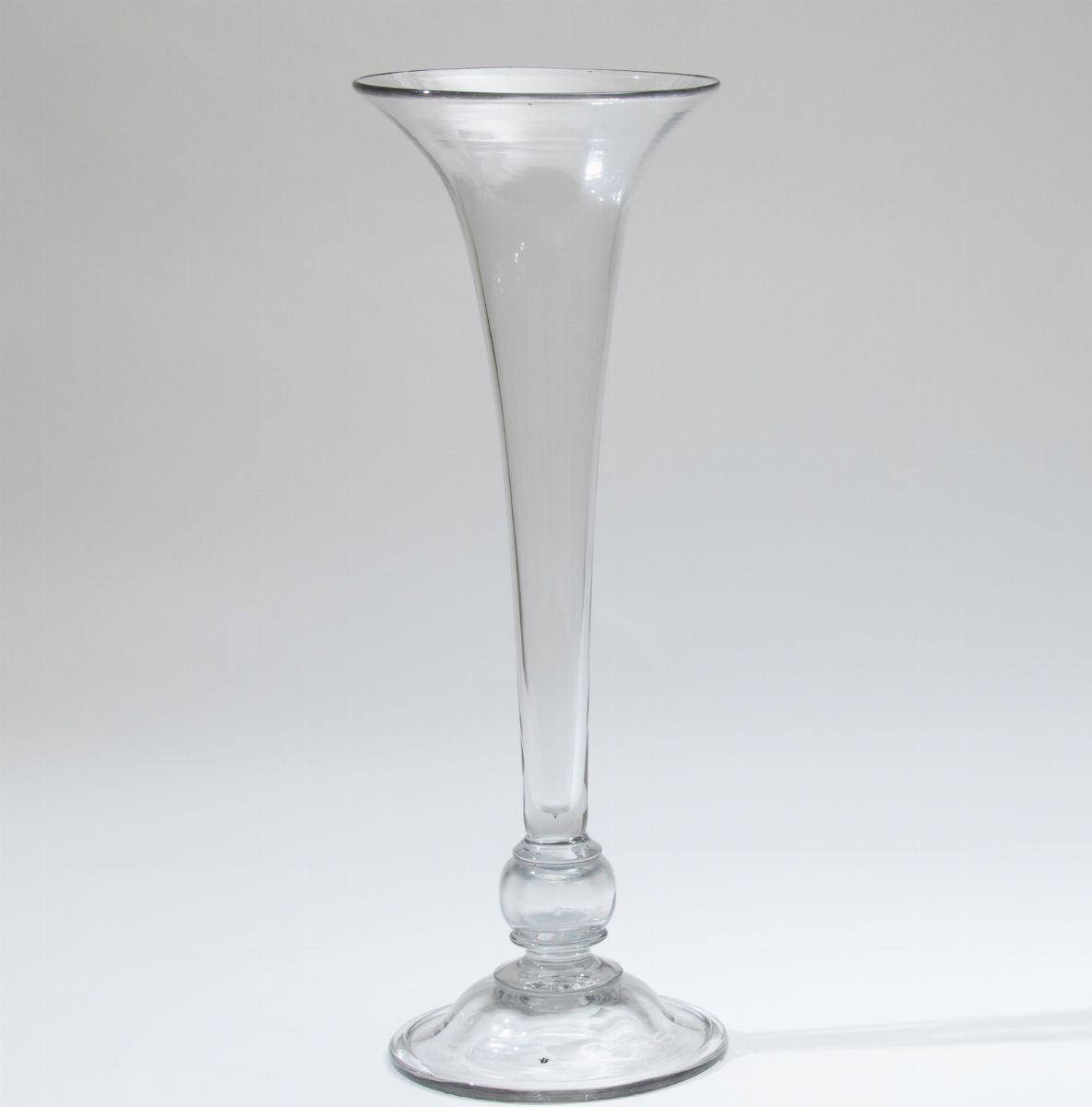 Vaso a Tromba in Vetro Trasparente.