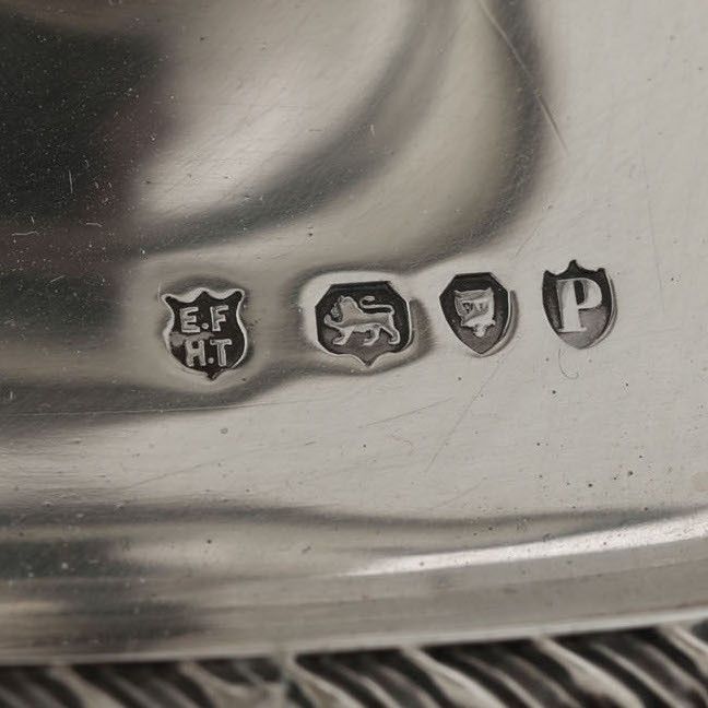 Coppia di Piccoli Candelieri in Argento Fuso, Sbalzato e Cesellato Londra 1890, Bollo Dell'argent...