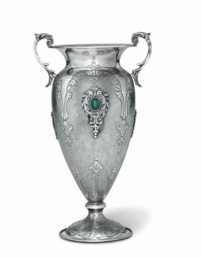 Vaso Biansato Ad Anfora in Argento Cesellato con Pietre Cabochon, Argenteria Milanese del XX Seco...