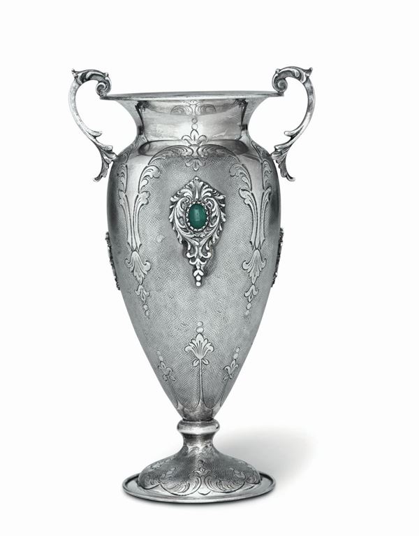 Vaso biansato ad anfora in argento cesellato con pietre cabochon, argenteria milanese del XX secolo