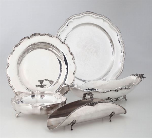Insieme di argenti composto da due piatti, centrotavola, ciotola, vaschetta e porta grissini. Italia XX secolo