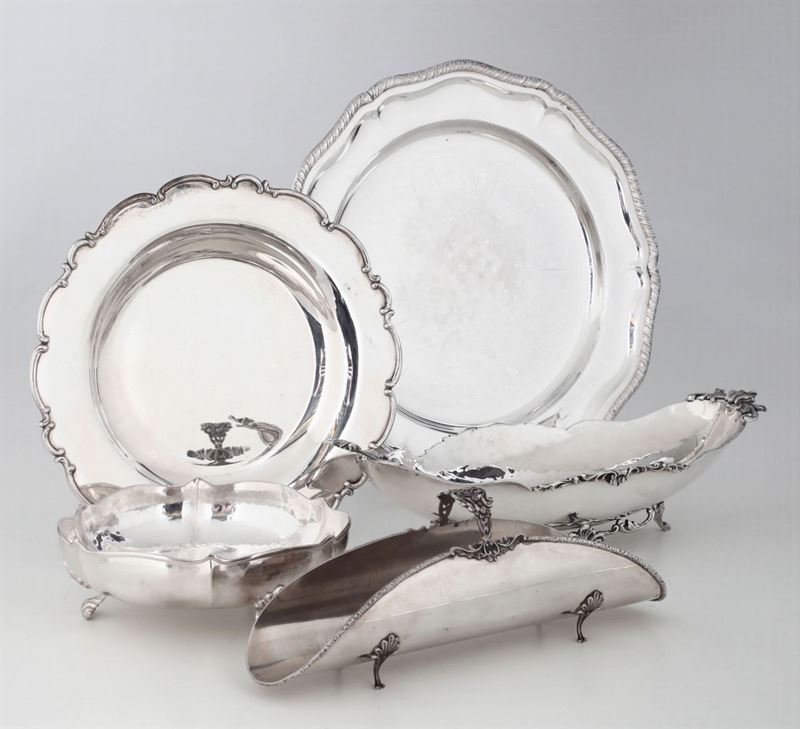 Insieme di argenti composto da due piatti, centrotavola, ciotola, vaschetta e porta grissini. Italia XX secolo  - Auction Fine Art - Cambi Casa d'Aste