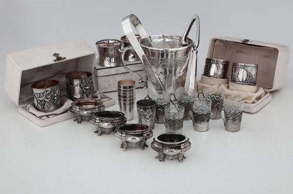 Insieme di oggetti in argento e metallo