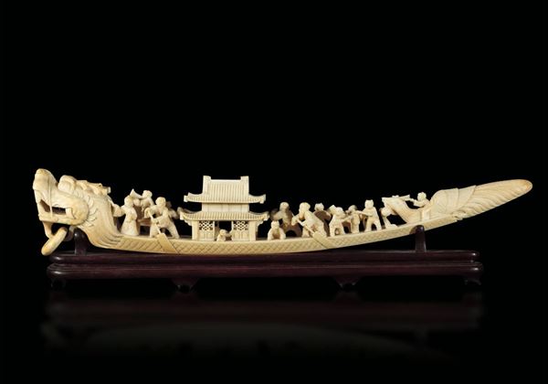 Gruppo in avorio scolpito raffigurante imbarcazione a foggia di drago con personaggi e fenice, Cina, inizi XX secolo