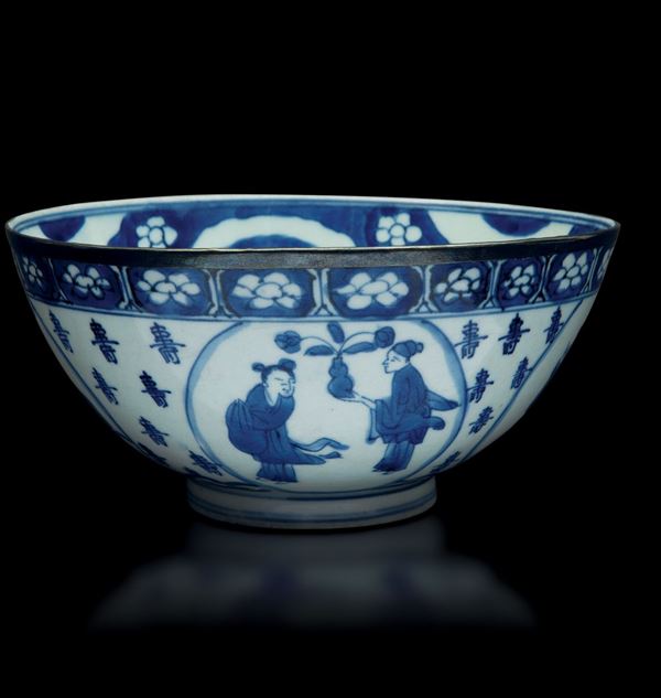 Bowl in porcellana bianca e blu con figure di saggi entro riserve, decori floreali e ideogrammi, Cina, Dinastia Qing, probabile epoca Shunzhi (1644-1661)