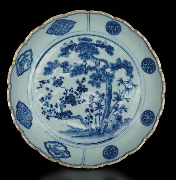 Piatto in porcellana bianca e blu con scena naturalistica centrale, decori floreali e figure di cavalieri entro riserve, Cina, Dinastia Qing, marca e del periodo Daoguang (1821-1850)