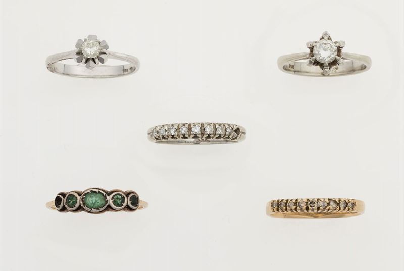 Lotto composto da cinque anelli con diamanti e smeraldi  - Asta Gioielli - Cambi Casa d'Aste