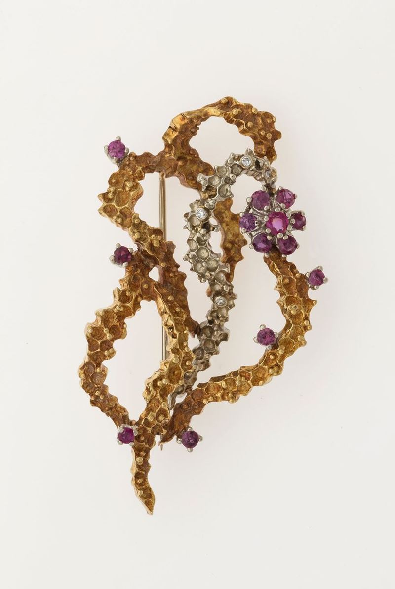 Synthetic ruby and gold brooch  - Auction Jewels - Cambi Casa d'Aste