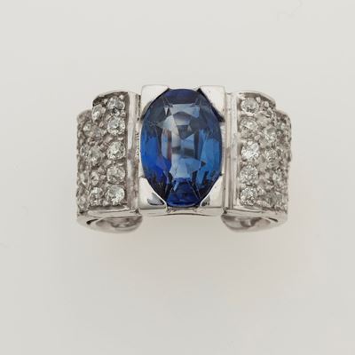 Anello con Zaffiro di Ct 4.70 Circa e Diamanti