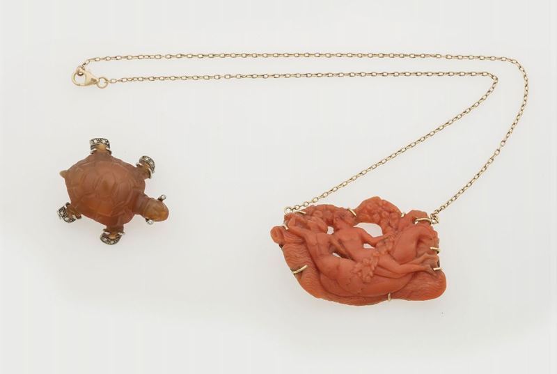 Lotto composto da una spilla tartaruga in agata incisa ed un pendente in corallo inciso  - Auction Jewels and Corals | Time Auction - Cambi Casa d'Aste