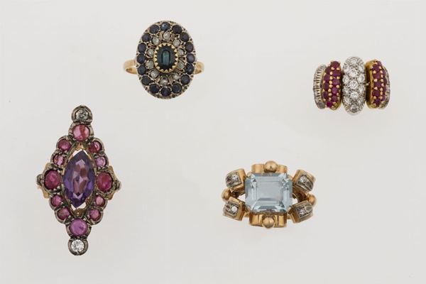 Lotto composto da quattro anelli con pietre sintetiche, diamanti, rubini e zaffiri