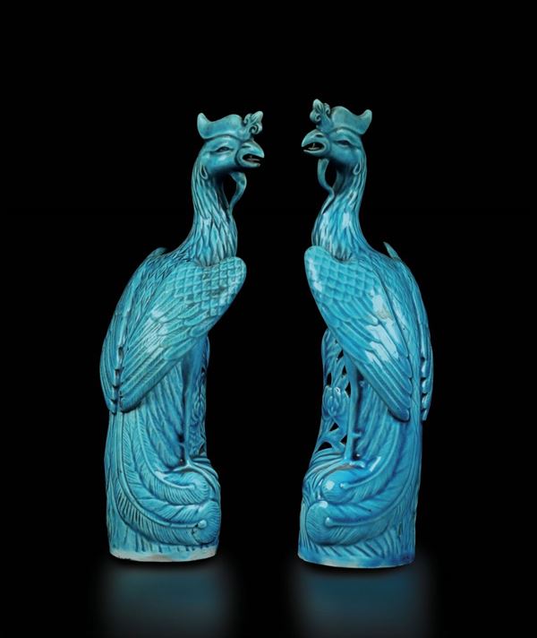 Coppia di sculture a foggia di fenice in porcellana a smalti policromi sui toni del azzurro, Cina, Dinastia Qing, XIX secolo