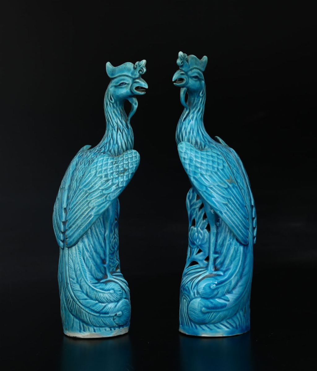 Coppia di Sculture a Foggia di Fenice in Porcellana a Smalti Policromi sui Toni del Azzurro, Cina...