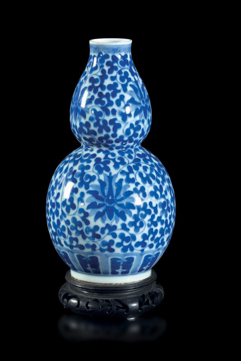 Vaso a doppia zucca in porcellana bianca e blu con decoro a fiori di loto, Cina, inizio XX secolo  - Asta Fine Chinese Works of Art - Cambi Casa d'Aste