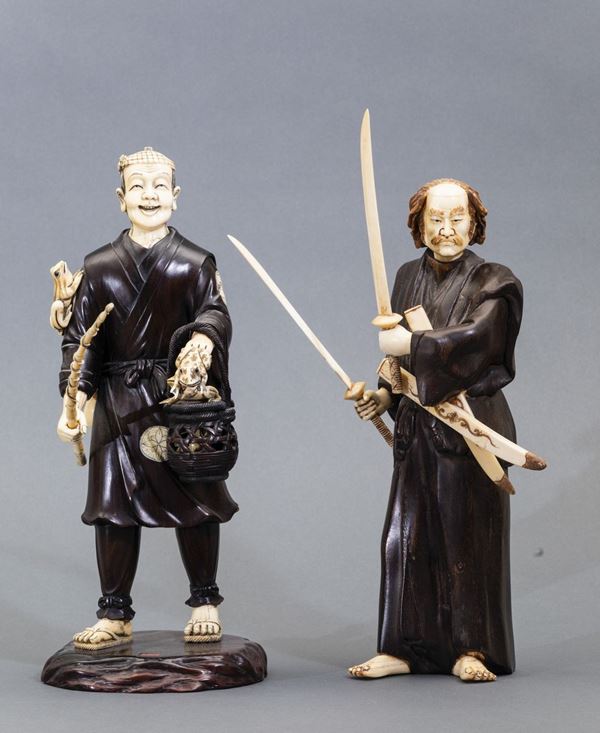 Coppia di sculture diverse raffiguranti Samurai e cacciatore di rane in legno e avorio, Giappone, periodo Meiji (1868-1912)