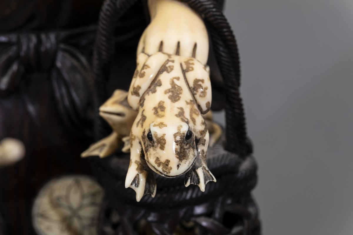 Coppia di Sculture Raffiguranti Samurai e Cacciatore di Rane in Legno e Avorio, Giappone, Periodo...
