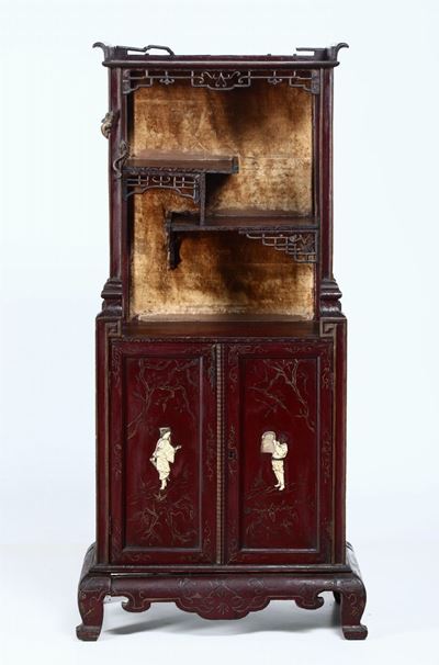 Mobile in Legno Laccato a Doppia Anta con Raffigurazioni di Personaggi Entro Paesaggio, Giappone,...