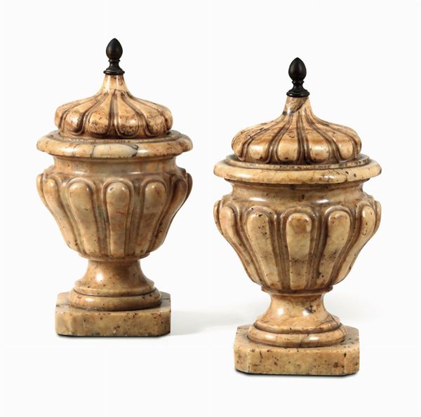 Coppia di vasi con coperchio in marmo giallo e presa a ghianda in bronzo, XVIII secolo
