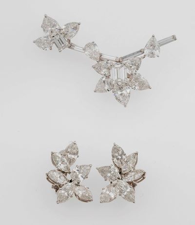 Demi-parure Composta da un Paio di Orecchini ed una Spilla con Diamanti Taglio Goccia, Smeraldo e...