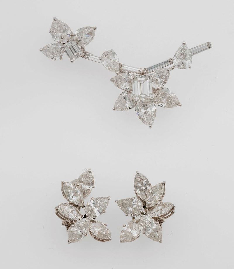 Demi-parure composta da un paio di orecchini ed una spilla con diamanti taglio goccia, smeraldo e navette  - Asta Fine Jewels - II - Cambi Casa d'Aste