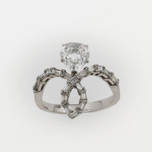 Anello con diamante taglio goccia di ct 1.09  - Asta Fine Jewels - II - Cambi Casa d'Aste