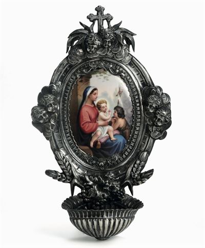 Acquasantiera in Metallo con Medaglione in Ceramica Raffigurante Madonna con il Bambino, XIX-XX S...
