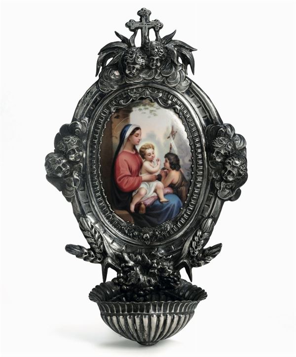 Acquasantiera in metallo con medaglione in ceramica raffigurante Madonna con il Bambino, XIX-XX secolo