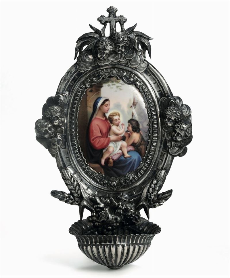 Acquasantiera in metallo con medaglione in ceramica raffigurante Madonna con il Bambino, XIX-XX secolo  - Asta Dipinti e Arredi - Cambi Casa d'Aste