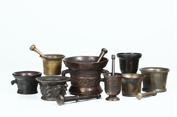Gruppo di otto mortai in bronzo, varie epoche e manifatture