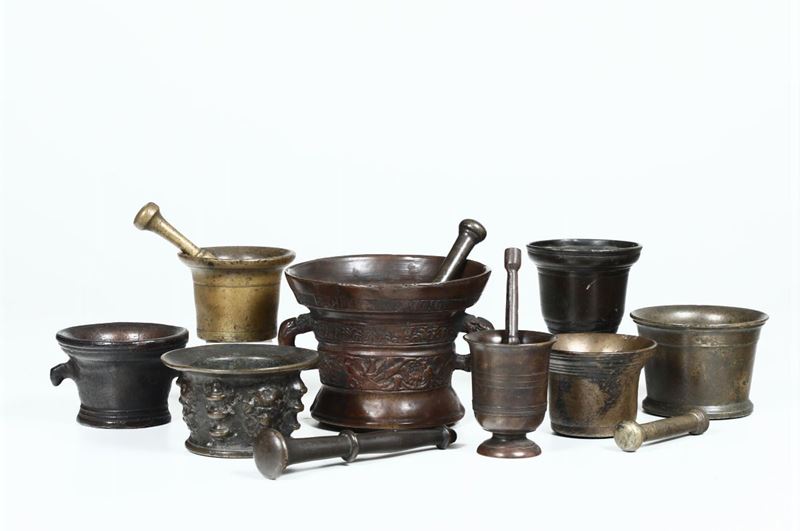 Gruppo di otto mortai in bronzo, varie epoche e manifatture  - Asta Scultura e Oggetti d'Arte - Asta a Tempo - Cambi Casa d'Aste