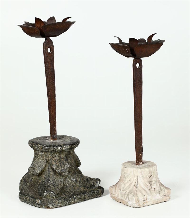 Coppia di torcere in ferro battuto su basi in marmo, XVII-XVIII secolo  - Asta Arredi - Cambi Casa d'Aste