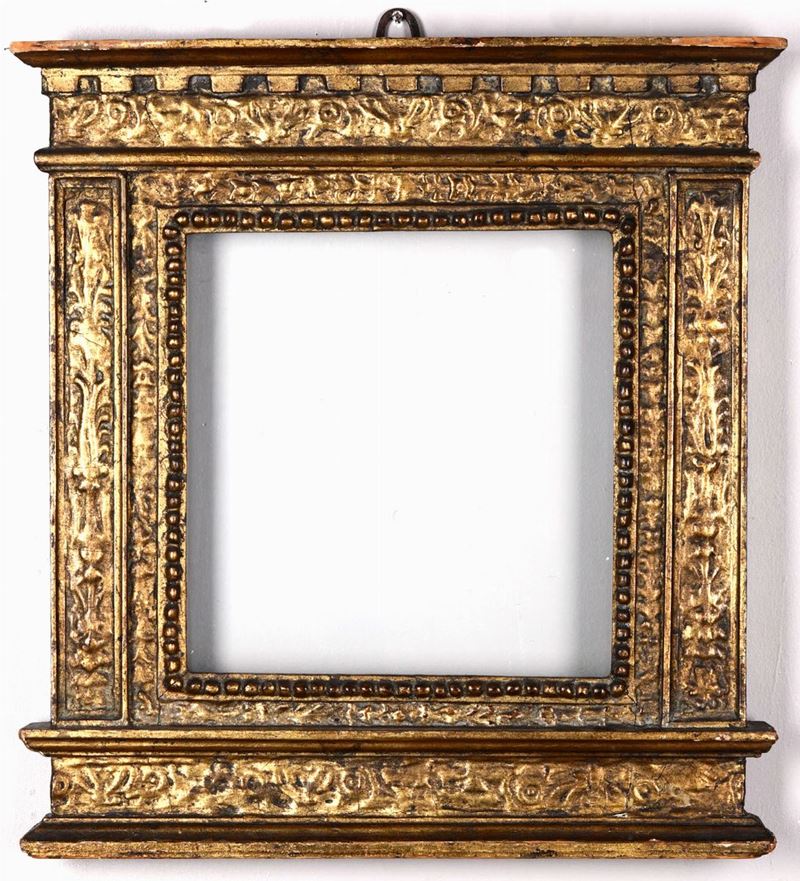 Cornice in stile rinascimentale in legno scolpito, laccato e dorato, XIX secolo  - Auction Antiques II - Timed Auction - Cambi Casa d'Aste