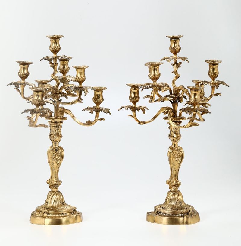 Coppia di candelabri Luigi XV a sette luci in bronzo dorato e cesellato, Francia, XIX secolo  - Asta L'Art de la Table - Cambi Casa d'Aste