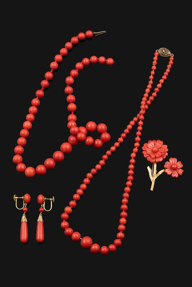 Lotto di corallo composto da due collane, una spilla ed un paio di orecchini  - Asta Fine Coral Jewels - I - Cambi Casa d'Aste