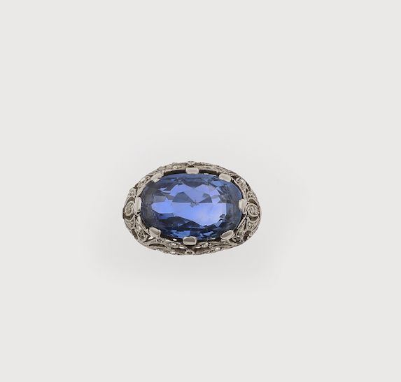 Sri Lankan sapphire weighing 9.30 carats. Gemmological Report R.A.G. Torino n. J19014mn. No indications of heating