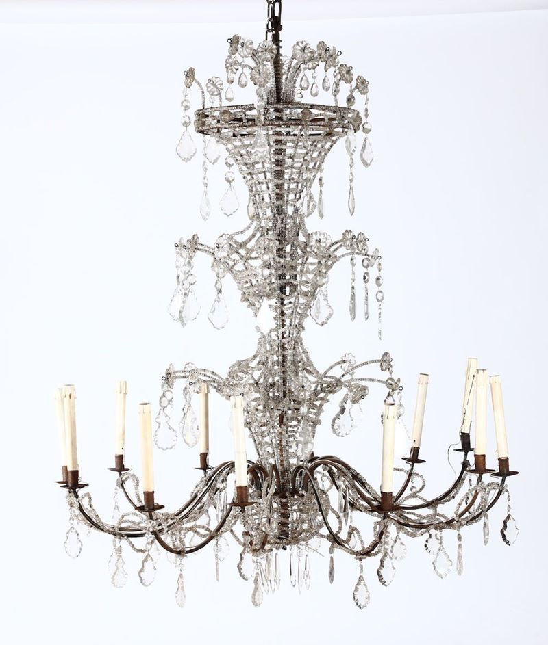 Coppia di lampadari a 12 luci in metallo e cristalli, XIX secolo  - Asta Arredi - Cambi Casa d'Aste