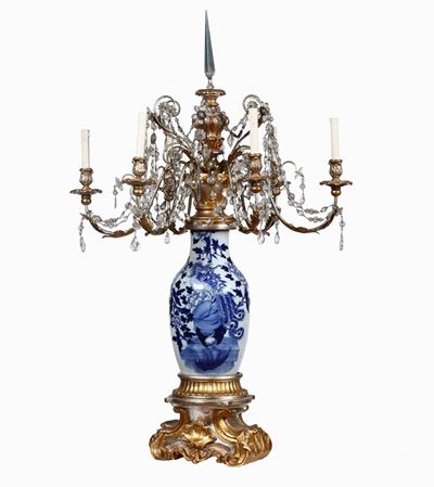 Vaso in Porcellana Bianca e Blu con Fenice, Decoro Floreale e Montatura in Bronzo Dorato, Cina